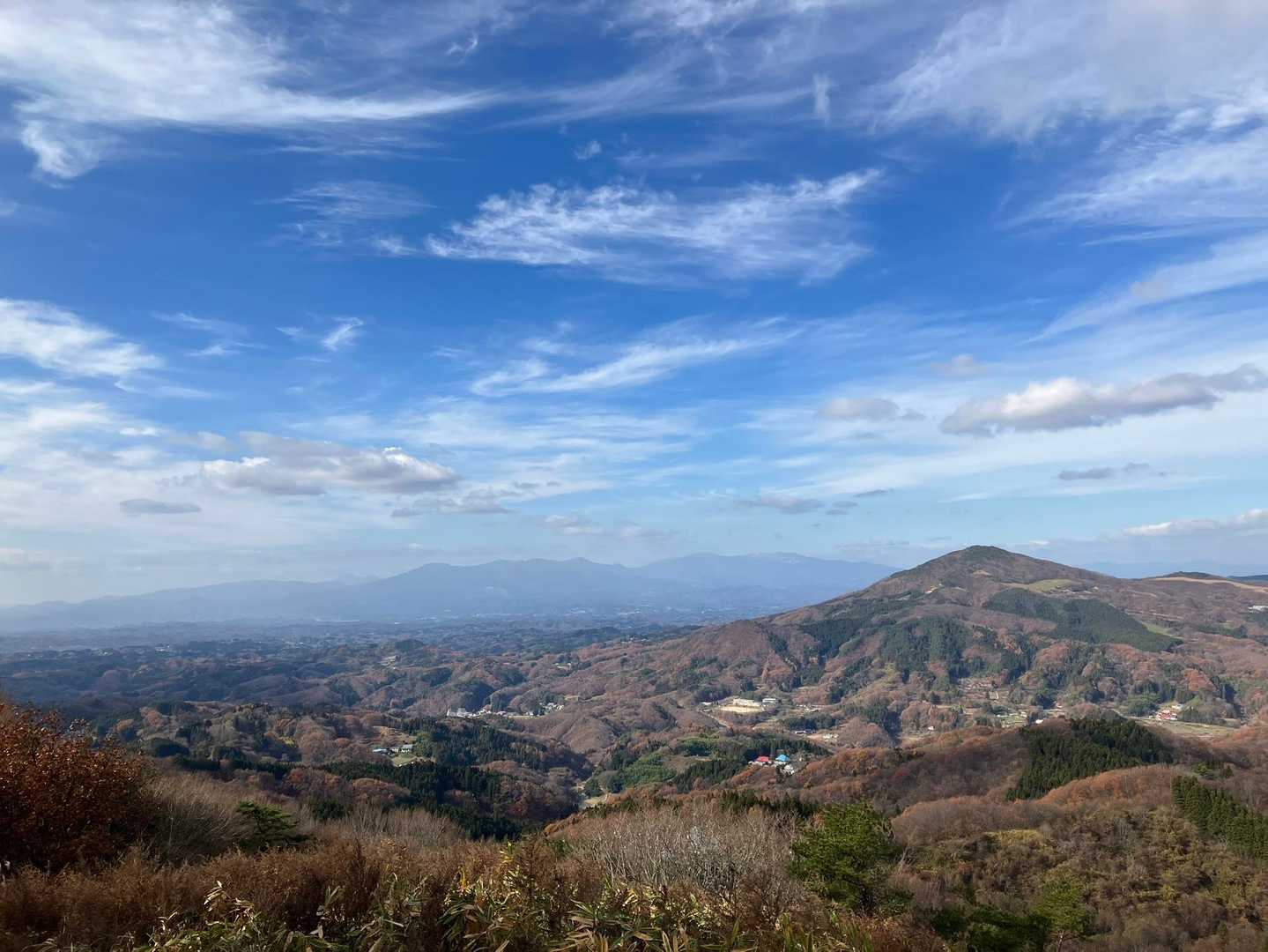 右手の山は麓山。後ろに安達太良山と吾妻連峰