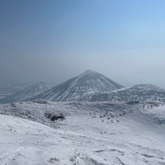 爆裂火口と
雛岳 高田大岳 小岳