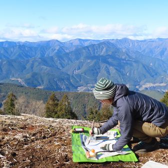 ２年前ナットウ箱山で書き初めをしたら、各方面から(?!)リクエストを頂きましたので😆…お応えして今年も😅

午年にちなんだ書き初めにしようと思います🖌️