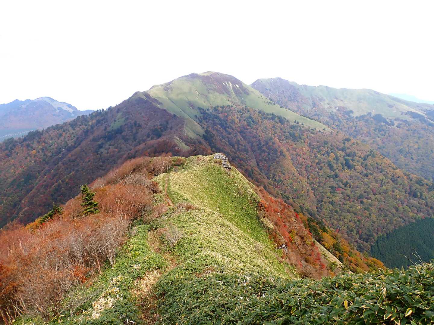 笹ヶ峰、奥にちち山。
登った時は白いガスで、笹ヶ峰登頂の実感はなかったけれど、こうして歩いた稜線が見れたことで、大満足でした。