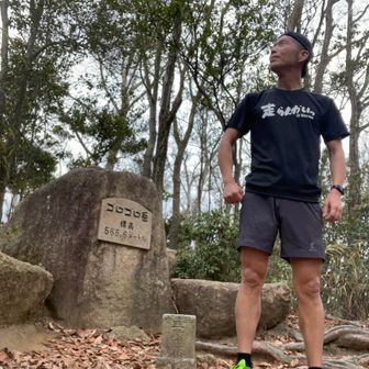 ゴロゴロ岳到着。このフレーム外すぐ横には住宅がある変なピークです。