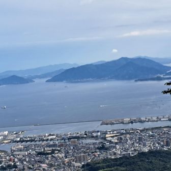 眼下に廿日市港と宮島が見える