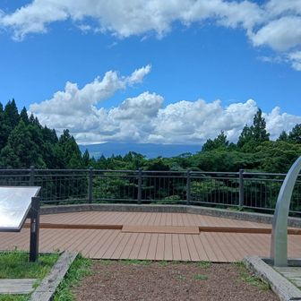 御殿場の乙女駐車場スタート。本来ならドーンと富士山が見えるはずだが…
空青っ、この時点でなんか涼しい感じがする。