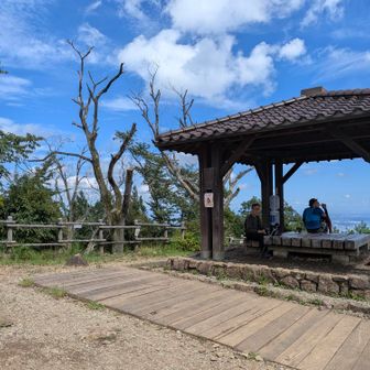 日ノ出山山頂は東屋もあり充実