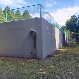 ..直ぐ隣の建造物
にもバグる💦

前は未だ遺跡みたいだったけど..外壁を塗り直し..市民プールにしか見えない(;^ω^)