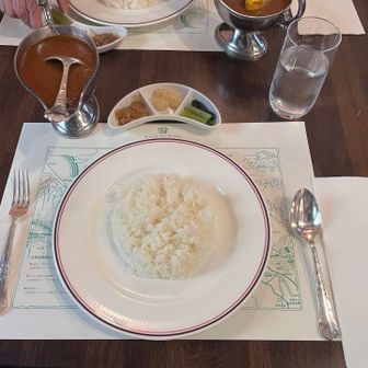 帝国ホテルのレストランで伝統のカレーを贅沢に頂きました