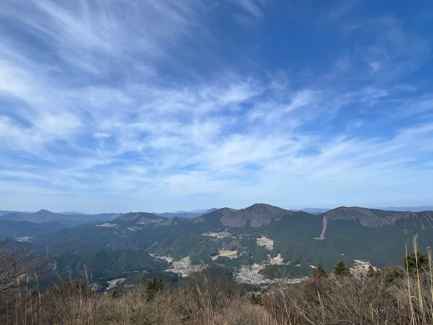 開けた場所で立ち止まる。
高見山、古光山、倶留尊山⛰️