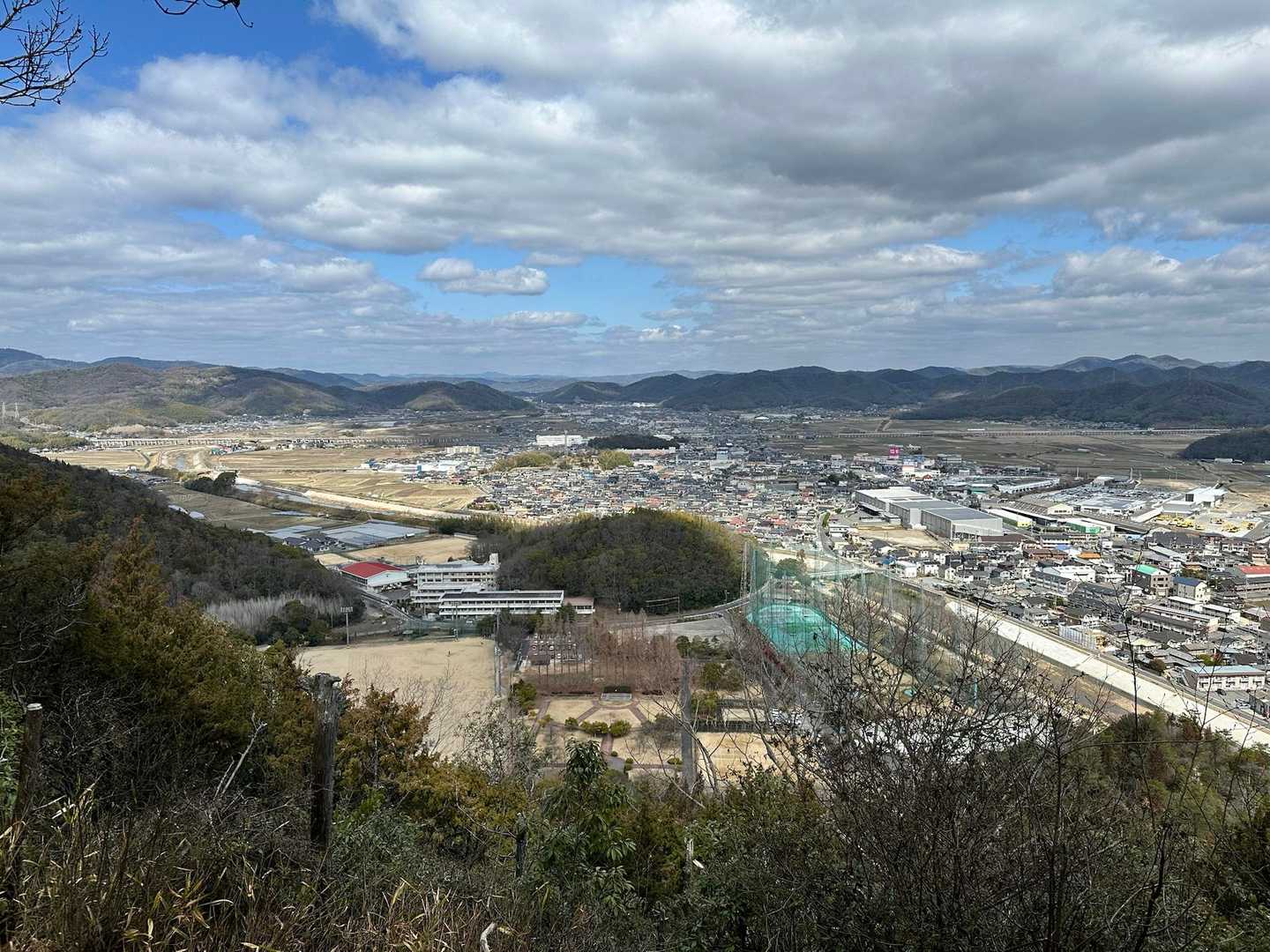 新庄山山頂から
前の小山が先程いた丸山