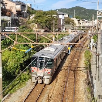 千光寺山を尾道駅側に下りていき、ＪＲ山陽本線を跨ぐ「うずしお橋」です。ちょうど福山方面への電車（Ｕｒａｒａ）が来そうでしたので、それを中心に、その先に長いスロープのある鉄橋（これも映画転校生に出てくる自転車で登って行くシーンが印象的な）、浄土寺山が見えています。