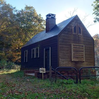 薪ストーブの煙漂う早朝の避難小屋。