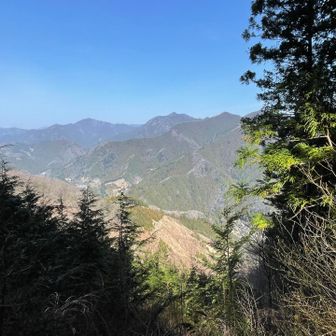 大岳山が見えました。
キューピー山とかって呼ばれるみたいだけど、
確かにキューピーヘッドの形してるわ。