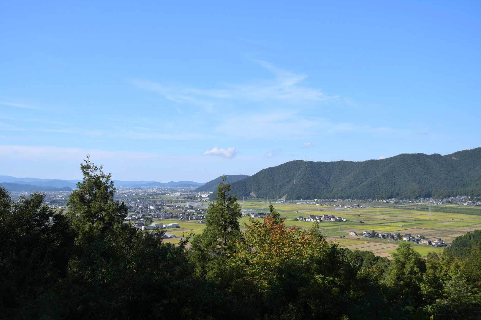 尾根筋の展望所からの眺望。