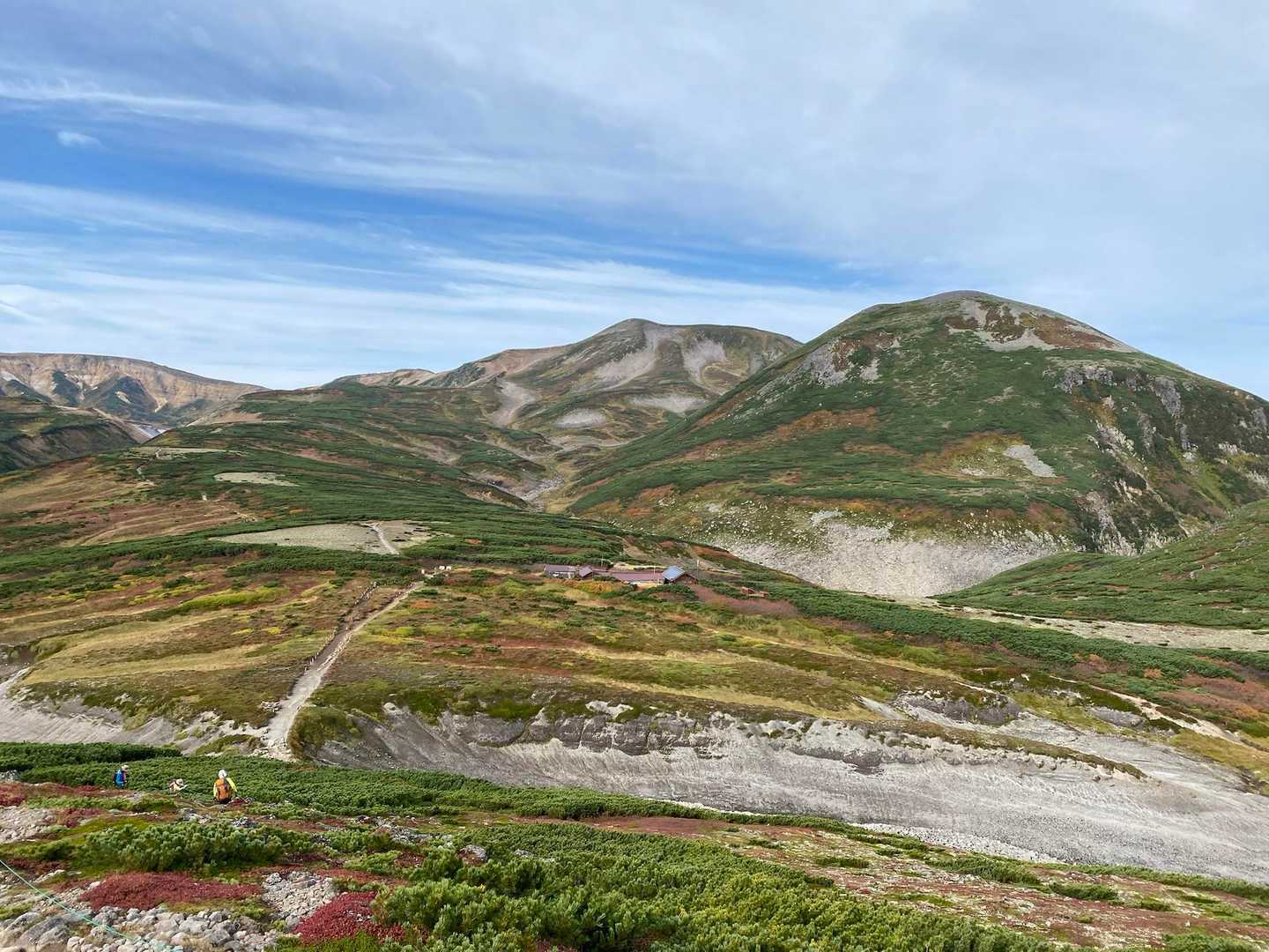 黒岳石室と凌雲岳・北鎮岳。