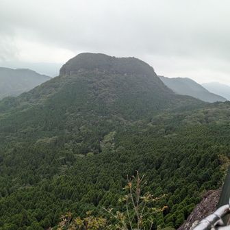 柵の向こうに鷹ノ巣一ノ岳