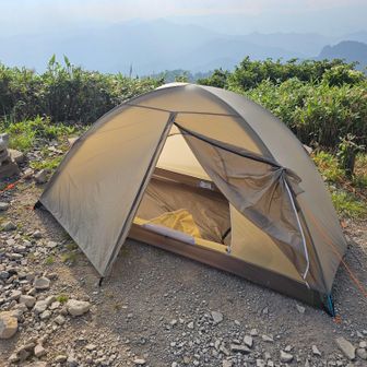 アライテントのSLソロです。
これまでツェルト泊を好んでいたのですが、稜線のテン場だと風に弱い難点があるため、今回はパス。
かといって、これまで使っていたアライテントのエアライズ１はオーバースペックというか重いので、えいやと軽量テントを買いました。
エアライズ１に比べると梱包状態ちっちゃ！　フロアシートうっす！