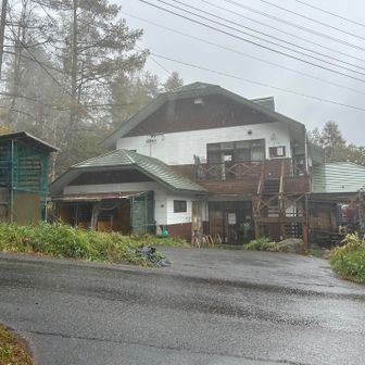 八ヶ岳山荘到着😊　
茅野駅行きのバスまで1時間ある⏰