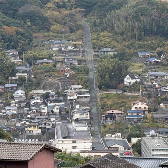 気になっていた景色……📷💭 ̖́-
北九州市八幡東区にある通称「ゾンコラン坂」

標高差 70メートル、長さ300メートル、最大斜度が20度を超 えるところもあるそうです😱