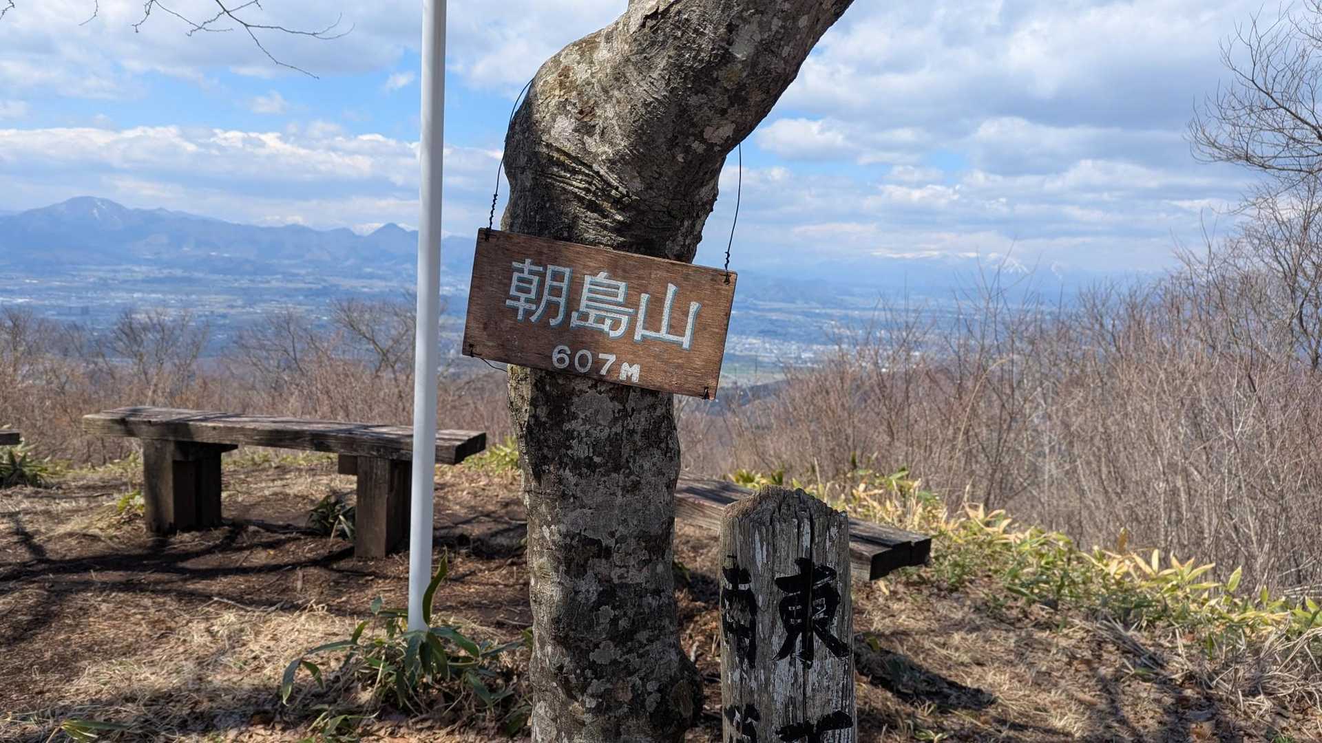 途中、お一人とスライド。
同行者２人もサクサク登ってあっという間に山頂✨