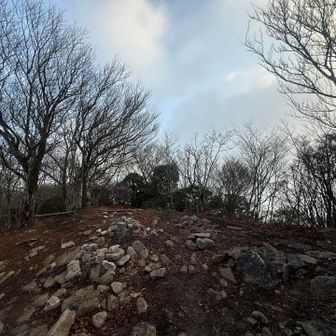 倶留尊山頂上の雰囲気。広くてベンチもあり、ゆっくりできます。