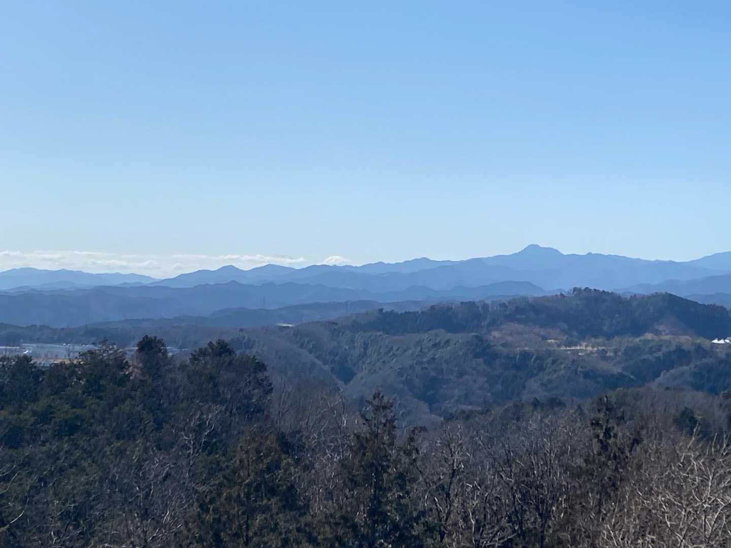 多峯主山からの眺め
霞の向こうに富士山が淡く見えていました
多くの方々に親しまれている山の様子でした