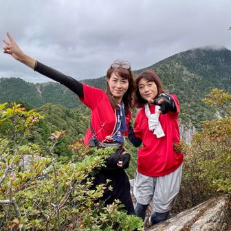 大日岳＆釈迦ヶ岳❣️

悪天候で山登り自体が難しいかもという中、親友と共に大変、楽しませて頂きました🥹🙏✨✨

また、ここまでレポにお付き合い頂いた皆さまも
本当にありがとうございます🙏✨✨

最後にこの登山をするにあたって参考にさせて頂いたレポをこちらに添付します！

まだ未踏の方、ぜひ、こちらを参考にしてみてください！

⬇️たっくんさんのレポ
オオミネコザクラ🌸咲く釈迦ヶ岳＆大日岳
https://yamap.com/activities/48274240

前鬼〜釈迦ヶ岳・大日岳・千手岳
https://yamap.com/activities/48690629

今回は雨上がりということで、前鬼の木階段が滑ってデンジャラスなのを避けて太尾登山口からにしましたが、次は前鬼👹から登って、バリルートに近いという千手岳で千手観音像を拝みにいきたい✨✨

翌日のソロで双門チャレンジレポは
いつあげられるかわかりませんが
またどうぞよろしくお願いします🙏😁✨