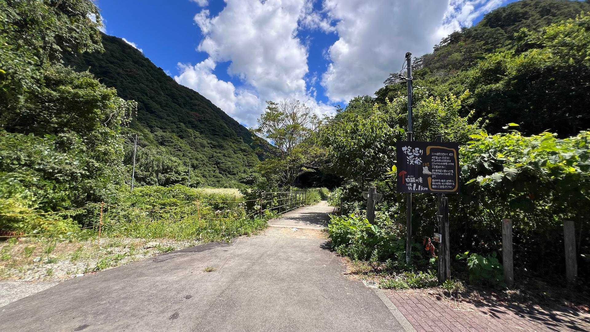 【抱返り渓谷】澄みわたる青さに息を呑む絶景｜秋田・仙北の写真