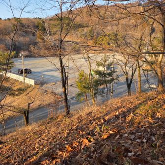 超広いロープウェイ駐車場
トイレ完備

出発時はガラガラでしたが
ロープウェイ観光の方も多く
下山時はけっこう埋まってました