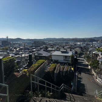 都会は山を降りるとあっという間に住宅街が広がります