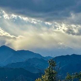 一丁平から見た富士山方面。

　　丹沢の大室山はよく見えますが、その右側にある富士山は全く見えません。