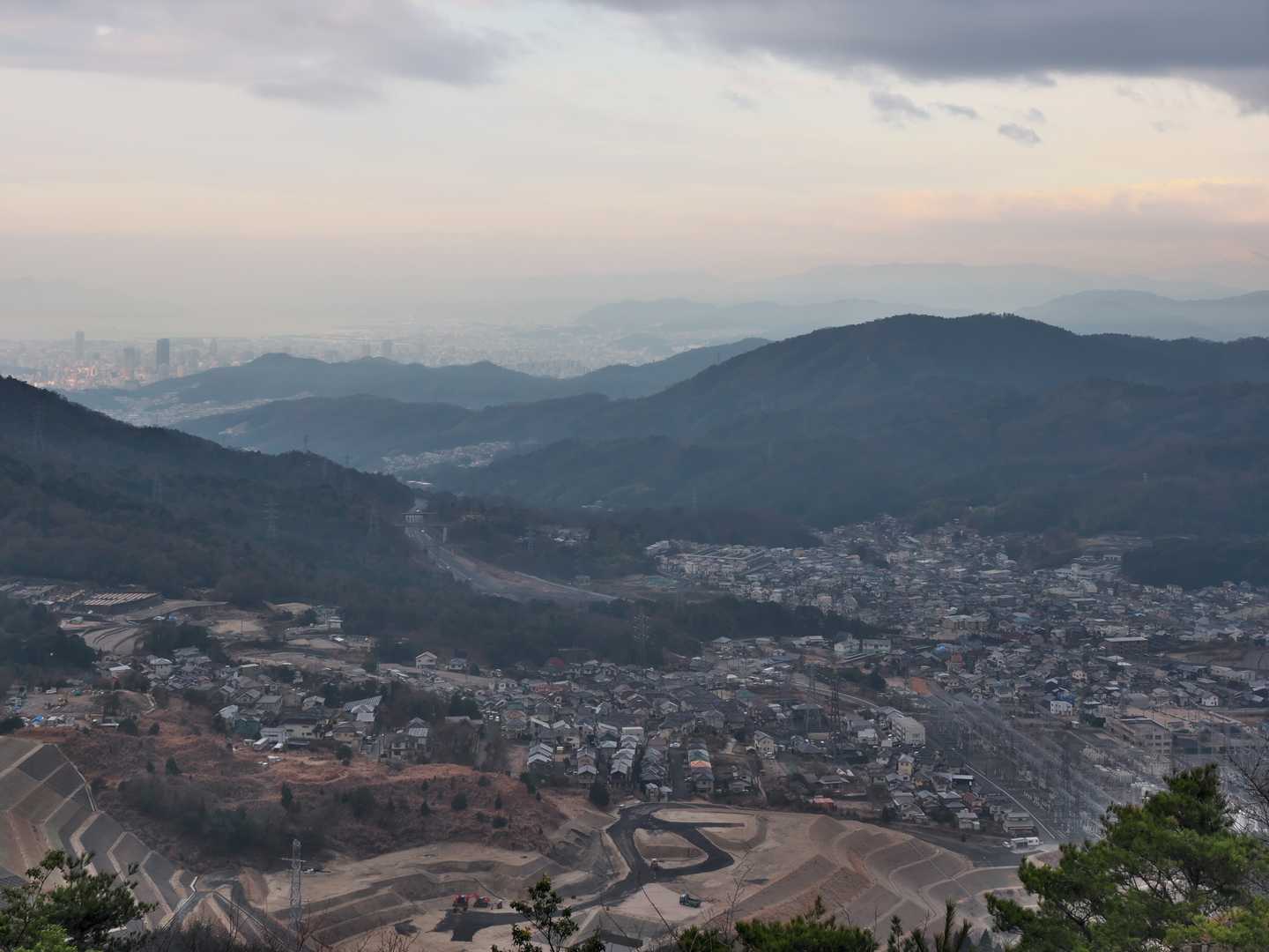 展望台からはちょっと霞み気味ですがいい景色です(^^)
写真左奥の広島市街地は霞んでますね^^;
右側に松笠山！