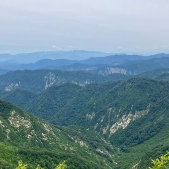 川内山塊のスラブ、遠くに飯豊山