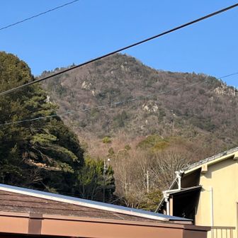 駐車場に戻って来ました。登ってきた古鷹山を仰いでお疲れ様でした。