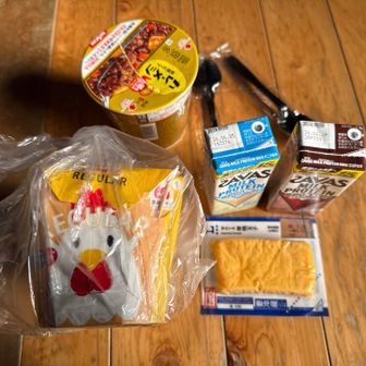 久住分かれ避難小屋内でお昼ご飯。
昨日の夜中にローソンで買ったからあげくんと厚焼き卵。
ちなみに御池から久住分かれに向かってる最中に自分が先に行って少し待っても嫁さんが見えなかったので進撃の巨人のジークのモノマネで呼んでみようと思い、
「おーい！俺に会いたかったんだろ！？リヴァイ！？」
と大声で呼びかけたら上の方から誰かが
「はい！」って言って「すいません！何でもないです！」という恥ずかしい思いをしました😭
登山はじめてあんなに恥ずかしい思いをしたのは初めてです😓
嫁さんは返事をした登山者が見えていたらしく、何言ってんの？って言われました😵‍💫