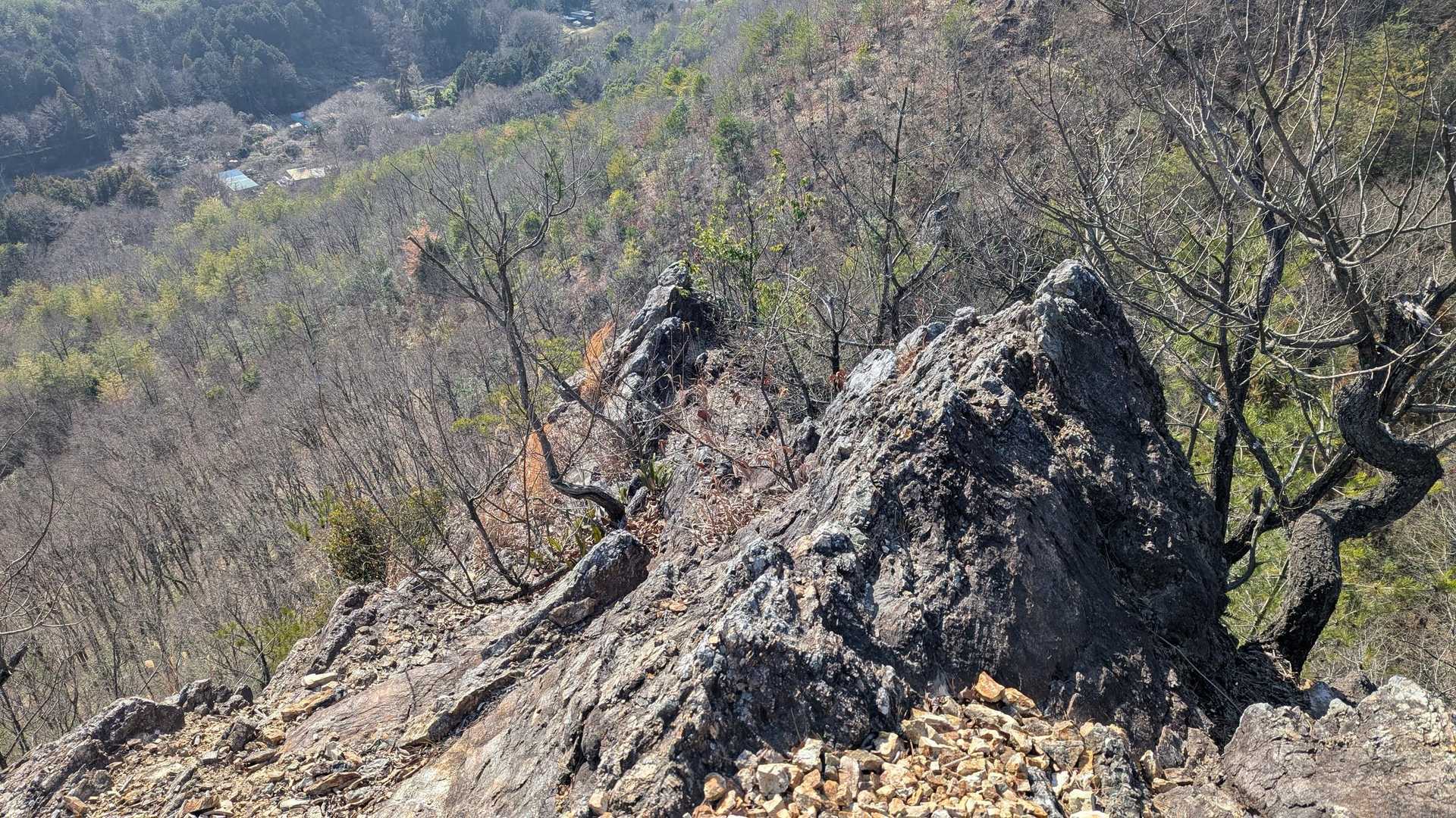 山頂は岩場多い