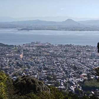 YAMAPではグレーピークだが、近江百山に数えられている八王子山へ。牛奥宮神社・三宮神社からの琵琶湖と坂本の街並み。