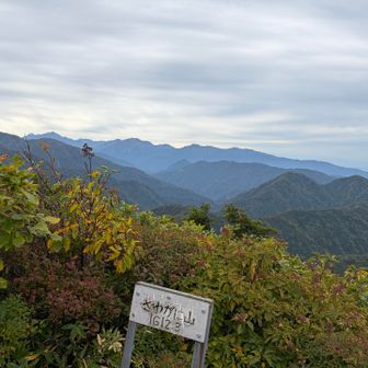 さわがに山到着！
遠くに剱岳〜毛勝山〜駒僧ヶ岳あたりが