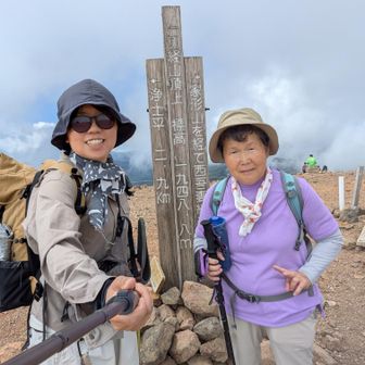 母、山頂付近で足がつる。