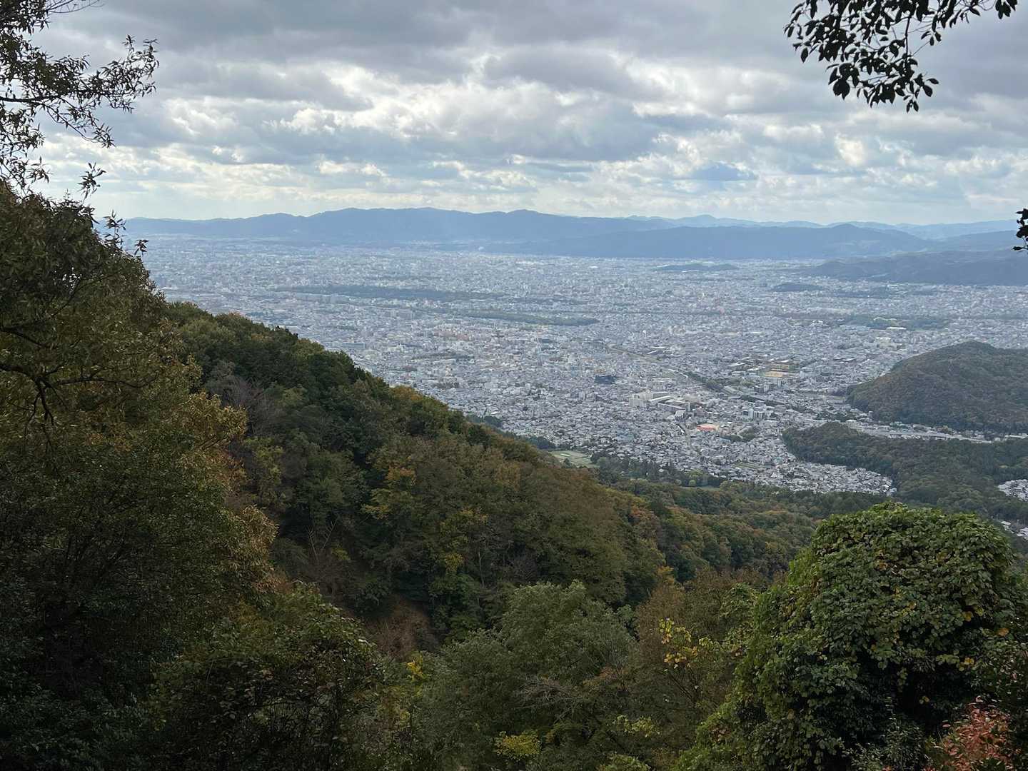 だいぶ降りてきました
ケーブル比叡駅近くの展望地