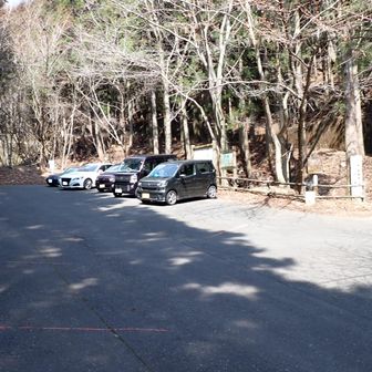 駐車場🅿️到着

車はガラガラ…
(もっと人気があっても良いんじゃない？)

今日のスライドは２人…
登りごたえのある山でした🐾
(自分は脚つり対策必要…)

最近は岩岩🪨過剰摂取なので、
お花への転換して行こうか✿

無事下山⛰お疲れ様でした✨
