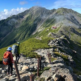 北岳山荘が見えてきました、ちょっと雲がかかった奥の一番高い山が間ノ岳です