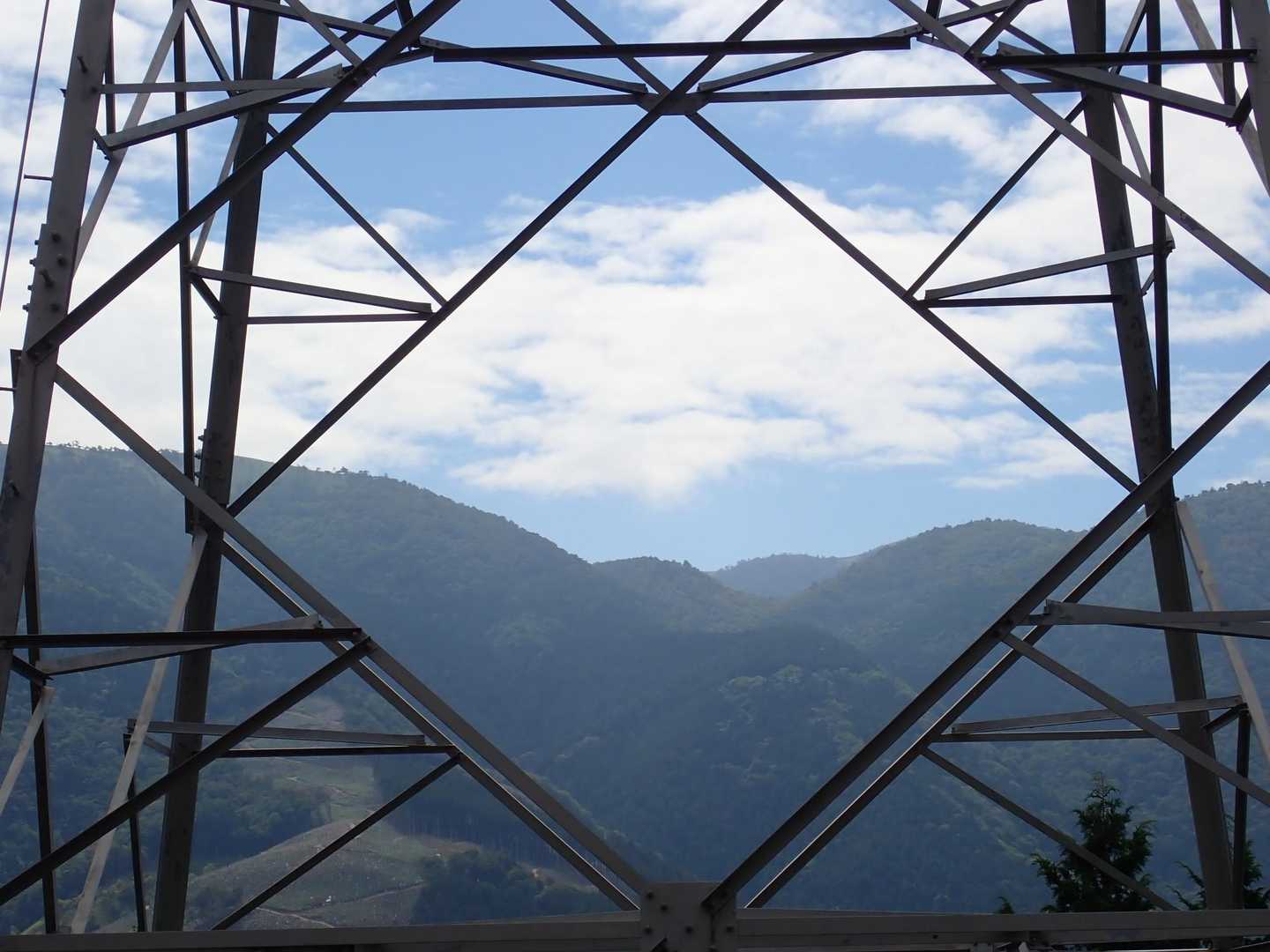 鉄塔の間の奥が剣山みたい😙で左が赤帽子山で右が丸笹山みたいで😙