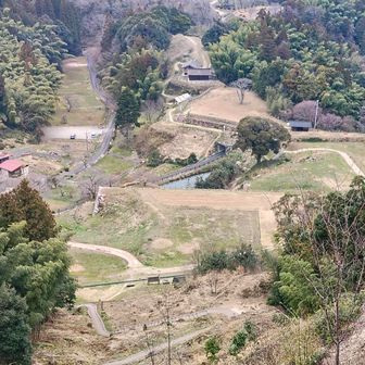 七曲りから山中御殿平を見下ろす