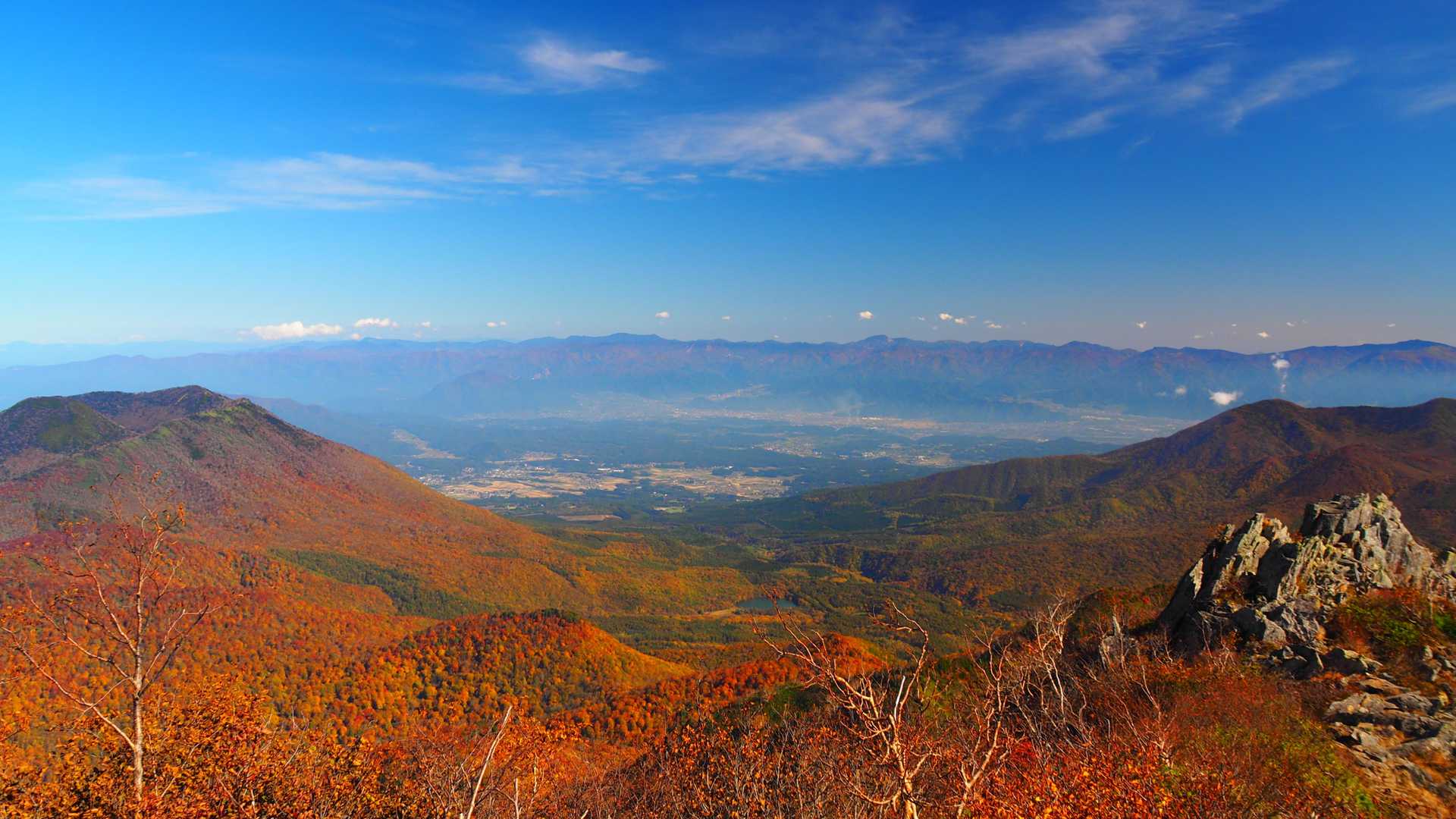 向こうの山も赤くなって青空、秋山、緑とグラデーションになってる❗️