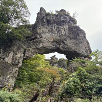 第四石門の中に大砲岩が見える