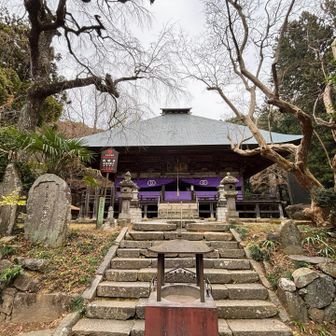 高館山には山名板は見当たらず😅三角点のみ
休憩スポット権現平から間もなく🔜西明寺さん🎋
裏山から失礼いたします🙏

西明寺は奈良時代737年に行基によってひらかれた
お寺です卍🙏そして、室町時代に建立された
国指定の重要文化財が3つあるそう🧐
1つ目がこちらの本尊にある
「十一面観音立像」が祀られている厨子✨
普段は見ることができず、12年に一度「午の年」に
御開帳され一般の人も見ることができるそう🧐
次回は2026年❗️そう、間もなくです