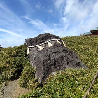 箱根山は外輪山も含めて長い時間をかけて何回も噴火を繰り返してきたので火山岩の種類も様々