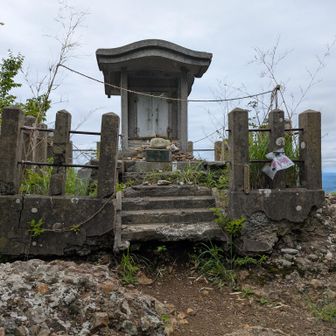 山頂には祠🙏
後ろは崖💦
温度計は15℃🌡️