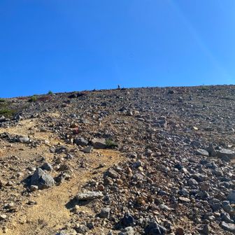ズリズリ滑るザレ場　下山の時にポールあったほうがいいと思います