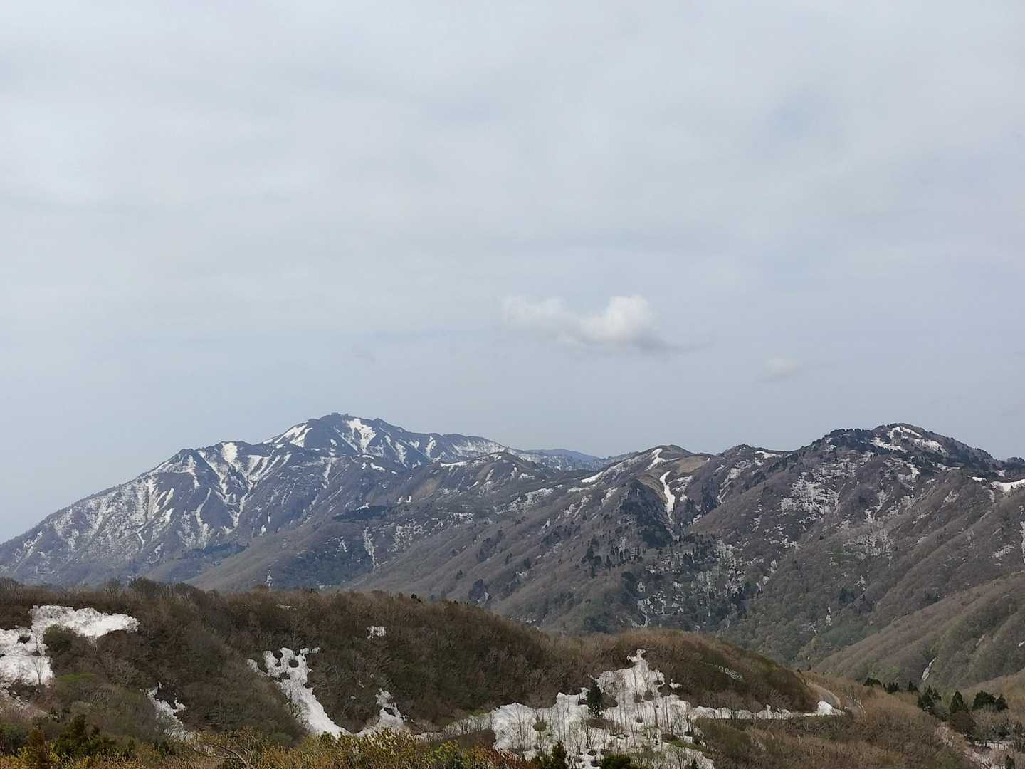 佐渡島の最高峰は向かいの金北山1,172mです。まだ雪が残っています。