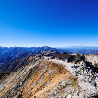 山頂から社務所方面👀